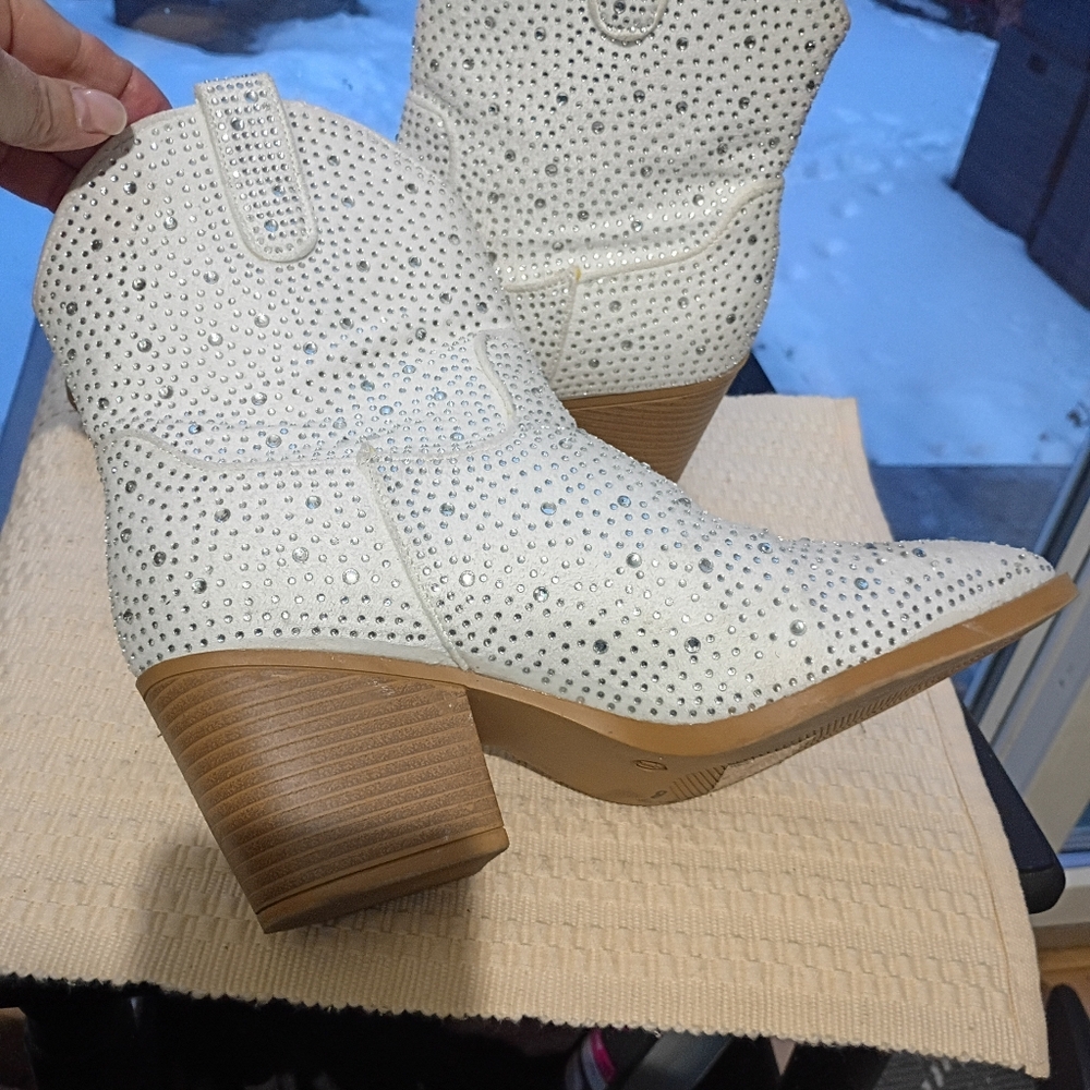 Charlotte Russe Sparkling White Heeled Boots - Picture 10 of 10